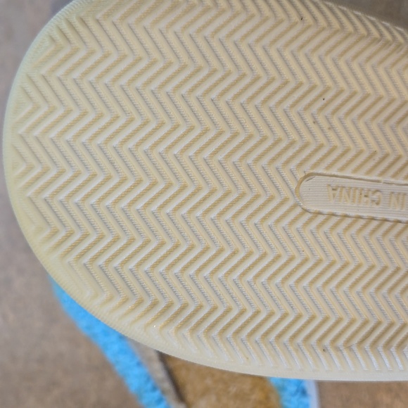 NWOT Blue/White Heart Plush Slippers - Picture 5 of 6